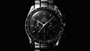 The stainless steel fake Omega Speedmaster Moonwatch 311.30.42.30.01.005 has black dial.