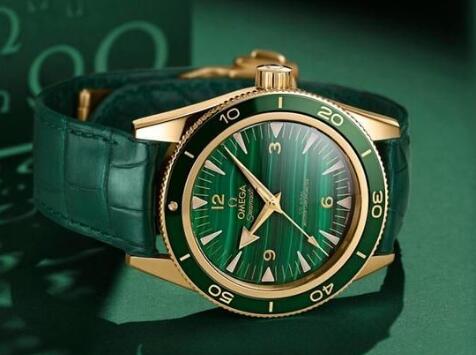 The green Seamaster 300 is suitable for formal occasion and causal occasion.