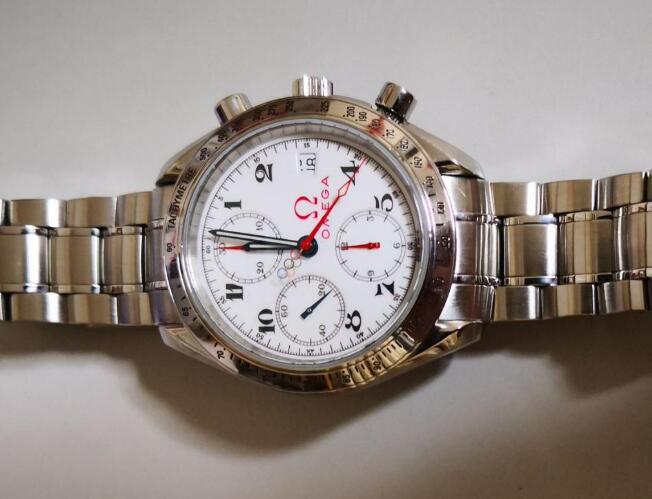 The red elements on the white dial are striking and eye-catching.