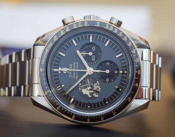 The 11 hour marker and pattern at 9 o'clock position present the close relationship between Speedmaster and moonlanding.