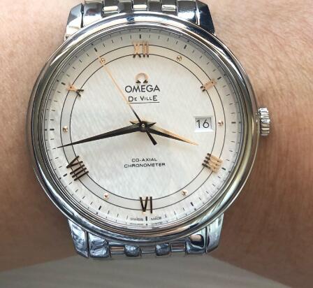 The silk pattern on the dial makes the Omega recognizable.