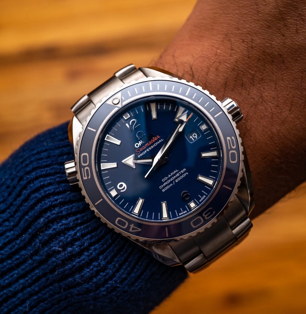 The Omega Planet Ocean copy is water resistant to a depth of 600 meters.