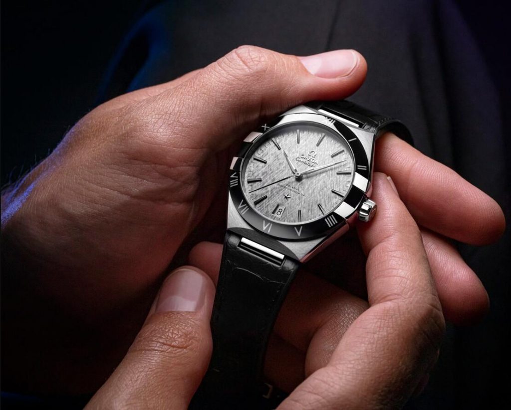 The stainless steel fake watch has silvery dial.